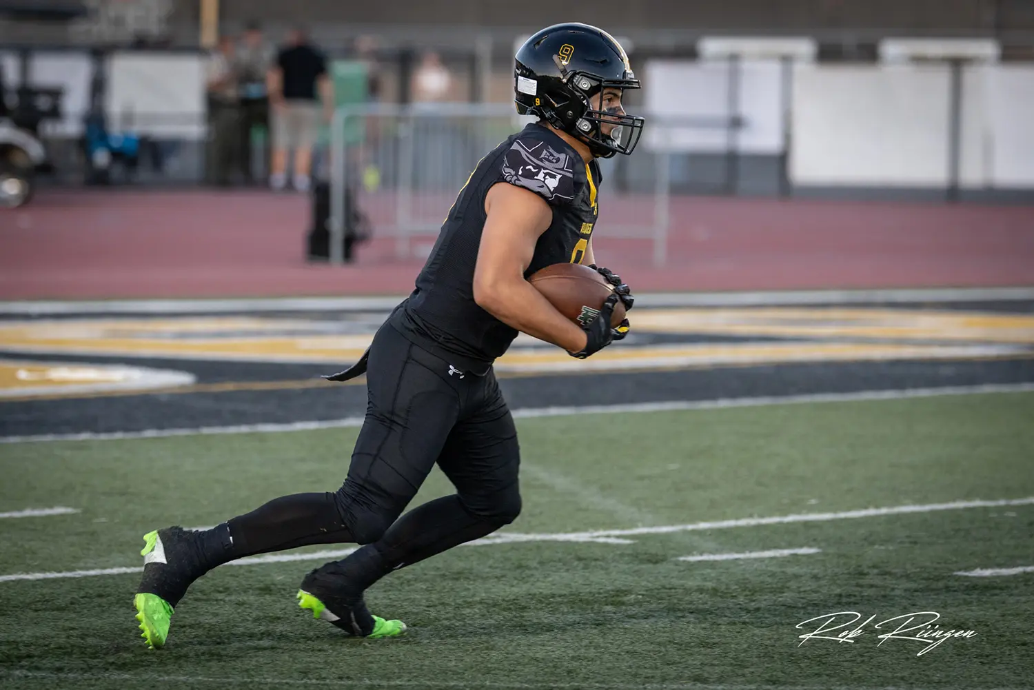 El Cap returner headed up the field